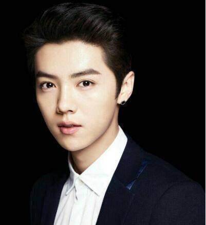 是的,第六名就是这位才17岁的tfboys的王俊凯,身价2.