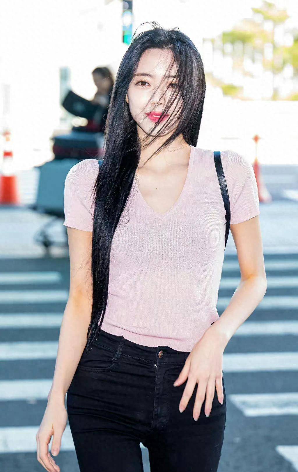 从韩漫中脱颖而出的申有娜,腰臀比无敌,清纯又迷人_上衣_福乐_偶像