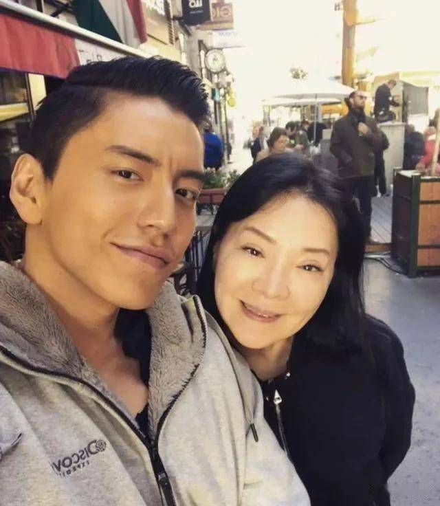 王大陆洗剪吹造型现身,与柯震东聚餐,后者戴金链,金表像暴发户_母亲