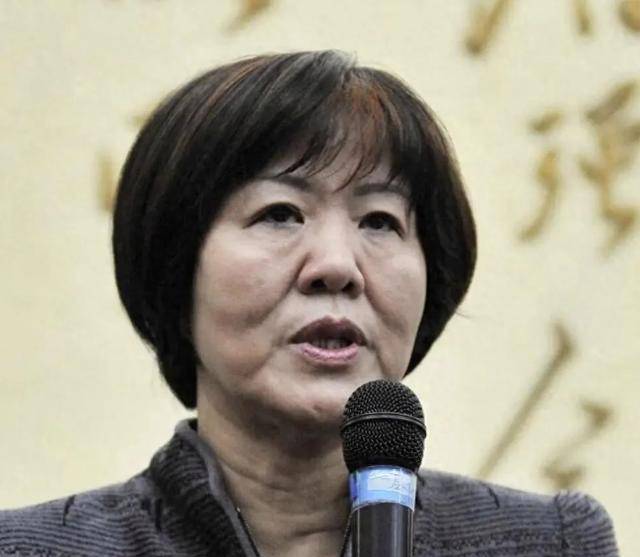 首先,在两人的执教简历和水平上,郎平在临场指挥方面表现更加灵活多变