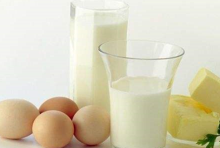 不宜空腹喝,否则牛奶在胃肠道排空时间加快,很多营养物质还来不及吸收