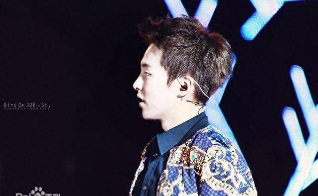 exo出道前开始,金珉锡在高中建立足球部,并以第九