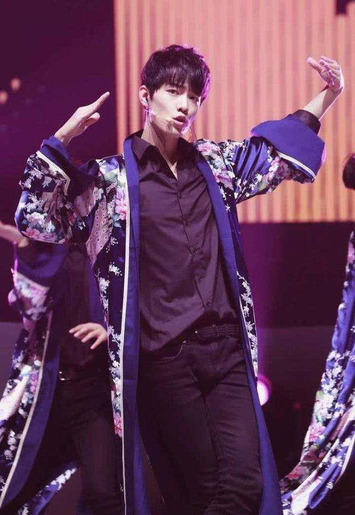 在演戏之前,肖战一直是作为男团成员在娱乐圈活动的.