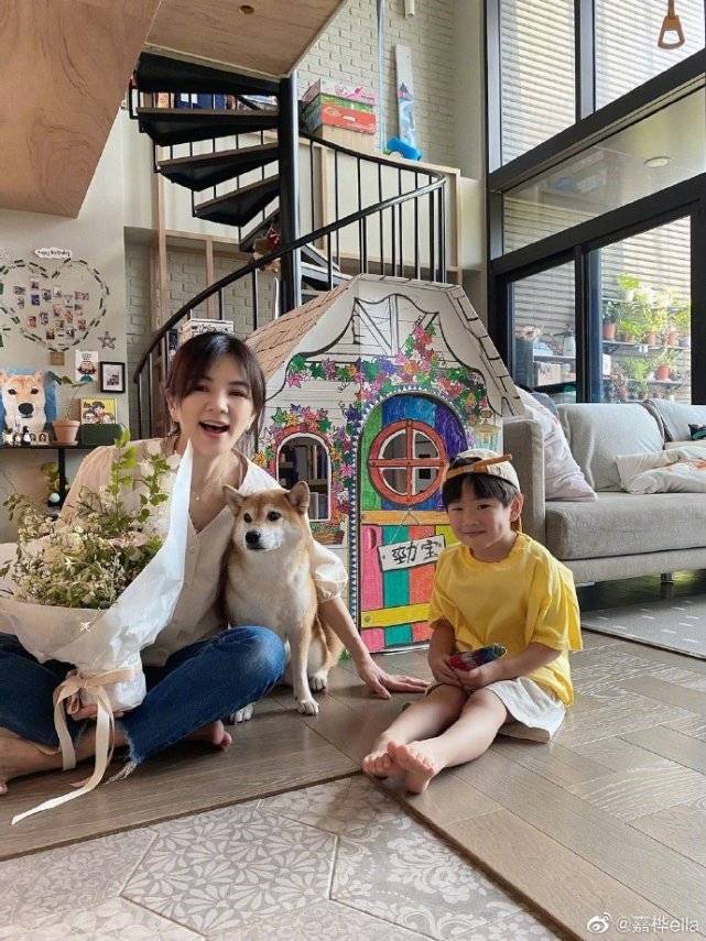 陈嘉桦晒全家福庆40岁生日,与老公儿子摆同款表情,画面超温馨_带着