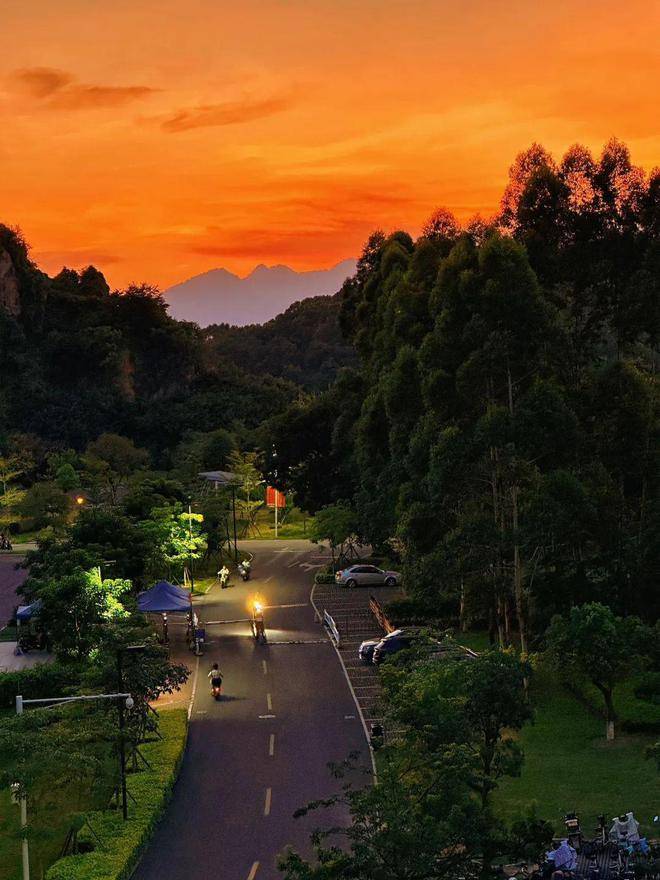 小跑到实验室的露台,在燥热的晚风中撞见浪漫:黄昏的路口,夕阳卷晚霞