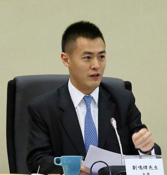 300亿后,把父亲丢给甘比照顾,自己陪龙凤胎登山射击_刘銮雄_刘鸣炜