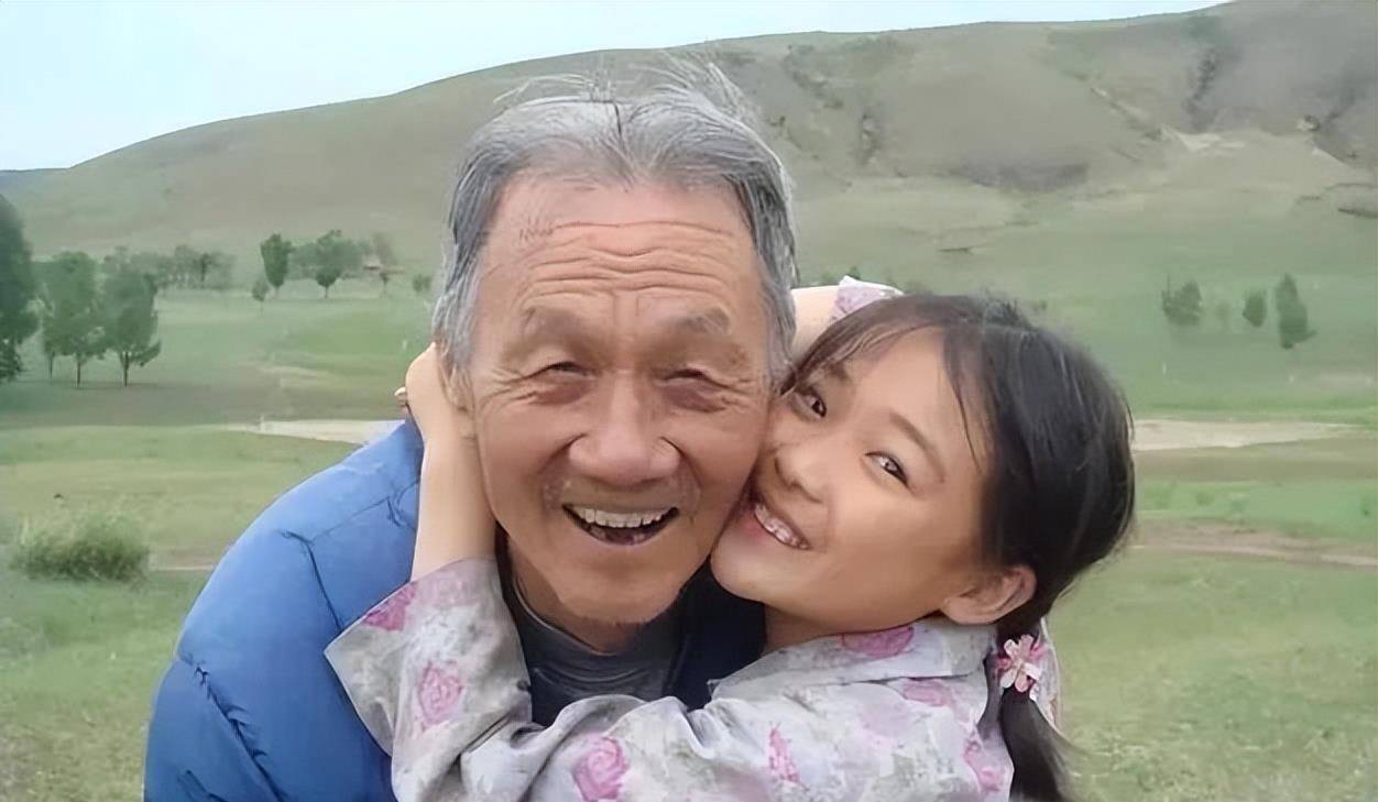 《暖春》小花的扮演者齐如意长大了,目前没什么可拍的了,经常被网友