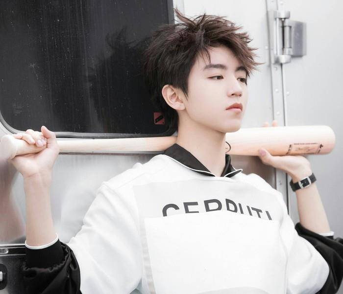 王俊凯谈遇私生经历,家门口30多人蹲守录音,现师弟直接报警抓人_生活