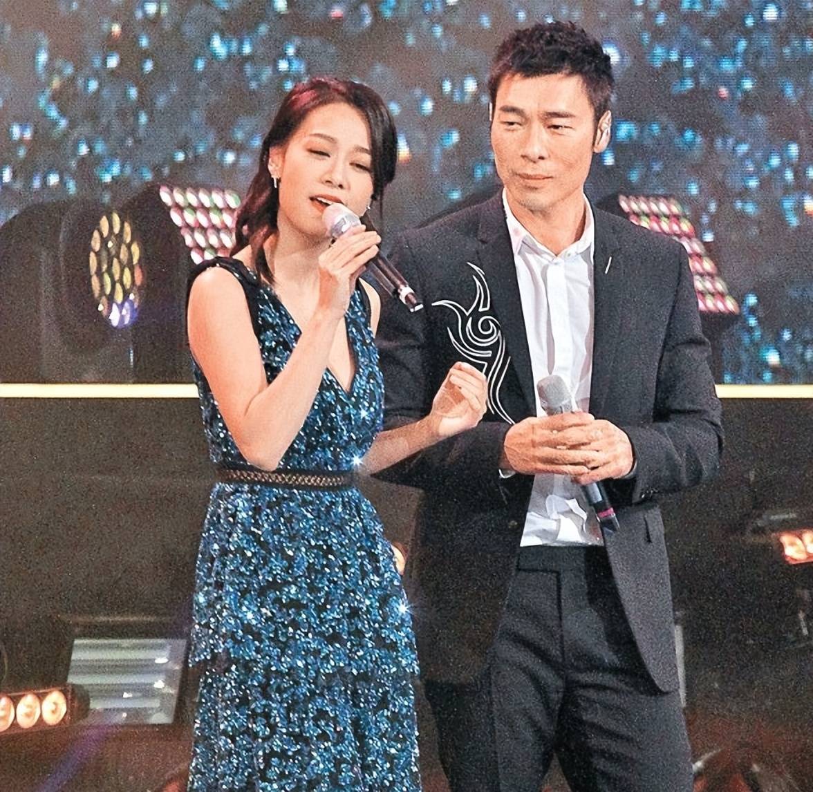 黄心颖婚后首亮相,戴3克拉钻戒富贵逼人,丈夫护妻心切硬刚记者_许志安