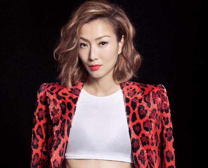 48岁郑秀文近照:和伏明霞一起庆生,嘟嘴卖萌气色好_照片_许志安_友谊