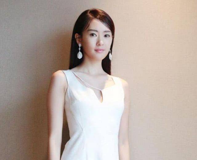 有一种"伴娘团"叫佟丽娅,曾被嘲不够气场,后来都红到高攀不起_包文婧