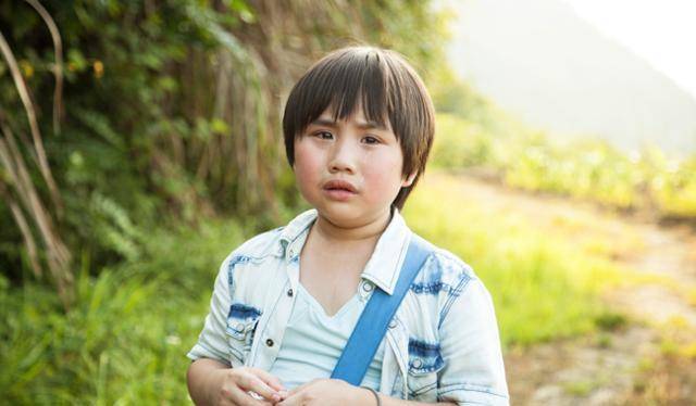 童星小小彬,2岁出道养家,18岁当清洁工,患皮肤病没钱治_父亲_时候