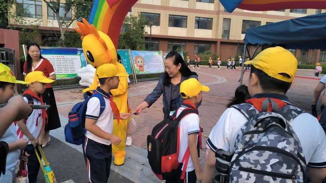 今天清晨,校党支部书记,校长张本青,副书记米振峰