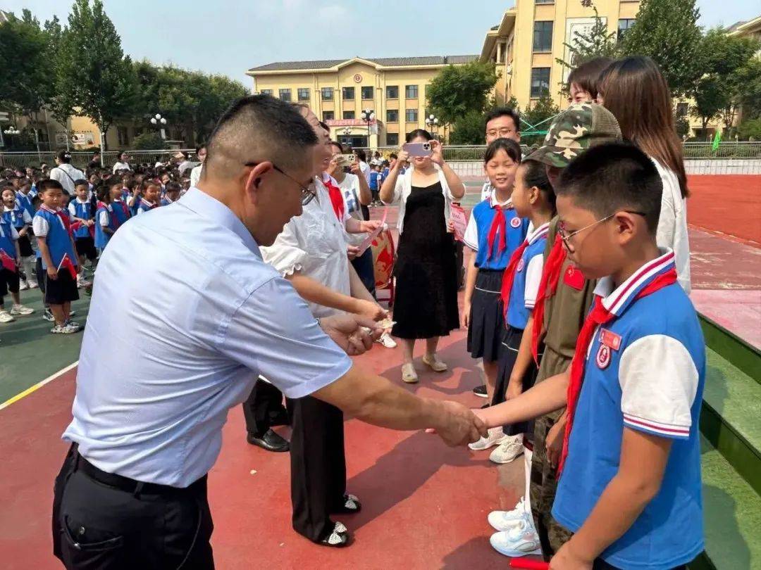 济南市历城区里仁学校举行2023年秋季开学典礼_少先队员_爷爷_全体