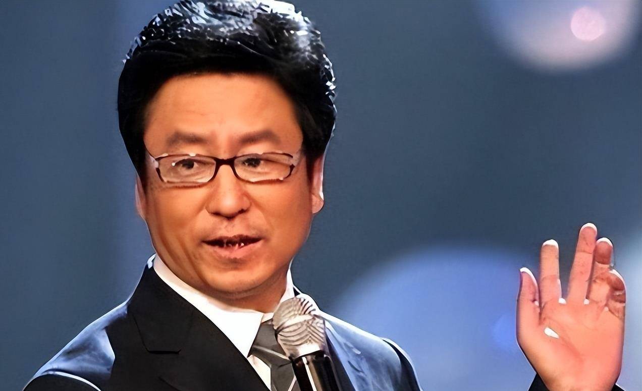 央视一哥白岩松:被病痛折磨暴瘦50斤,只睡3个小时,数次想轻生_妻子