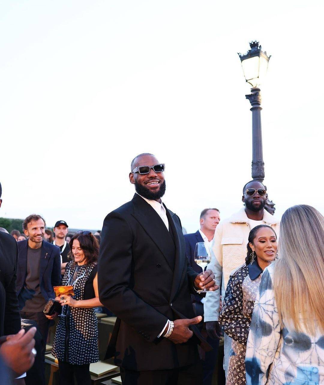 詹皇亮相巴黎时装周,与卡戴珊蕾哈娜觥筹交错,追梦神似保镖_勒布朗