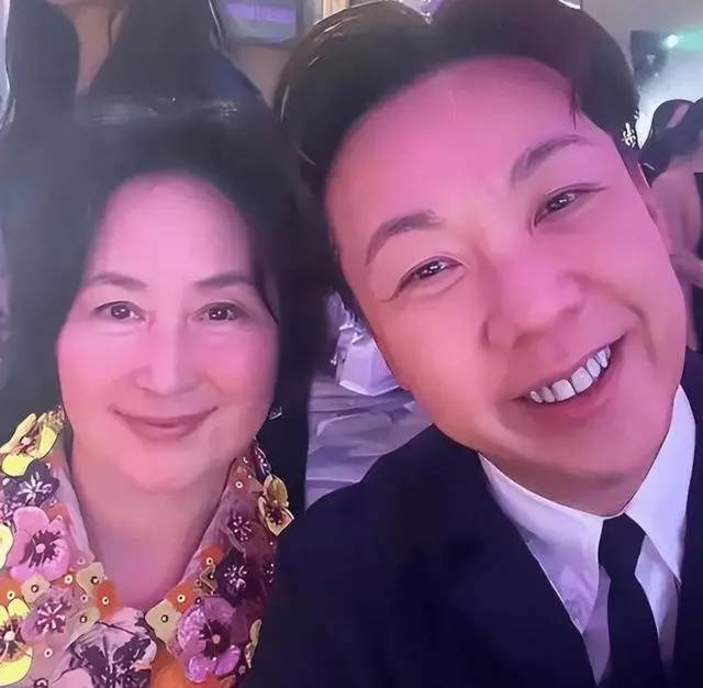 何超琼现身贵州山区,61岁穿着吊带小黑裙,许晋亨成为最大输家_李嘉欣