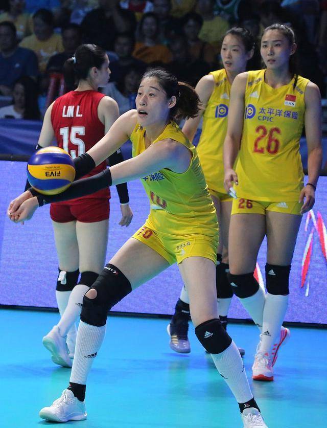 朱婷与惠若琪在探班北仑时有所不同,一个无人关注一个备受瞩目_中国