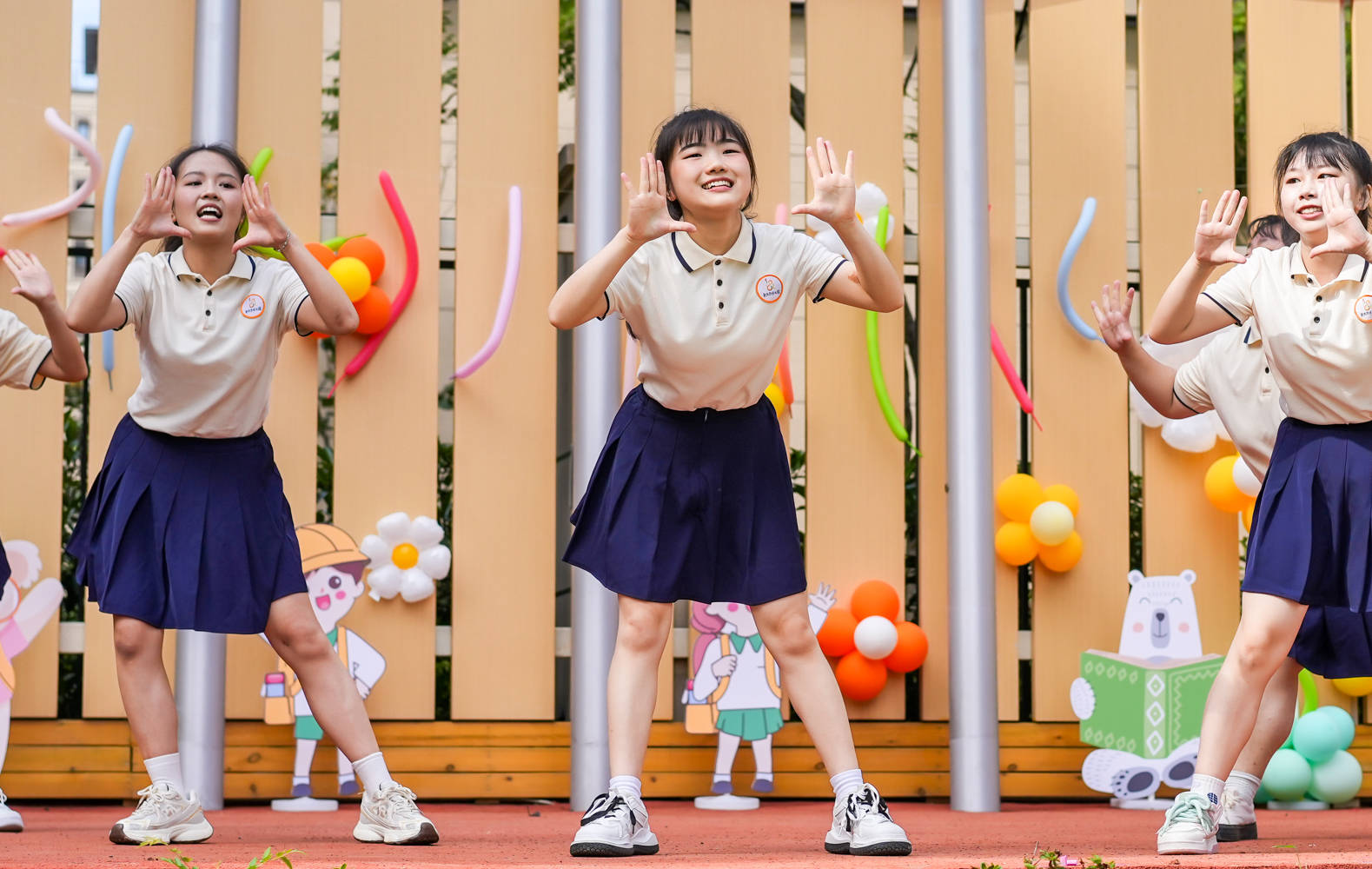 重庆一所幼儿园的开学典礼,鼓舞,芭蕾,泵道表演,隆重又好玩_小朋友们