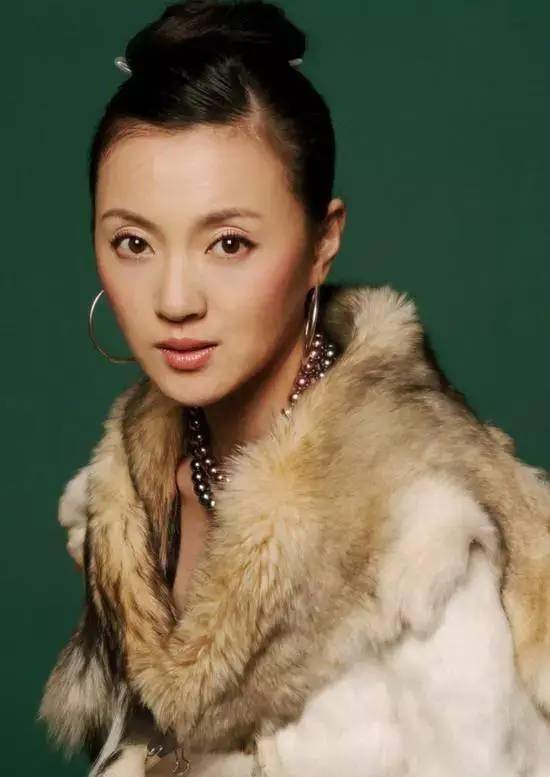 原来,原小品女主持人燕妮因急事不能参加后续彩排.