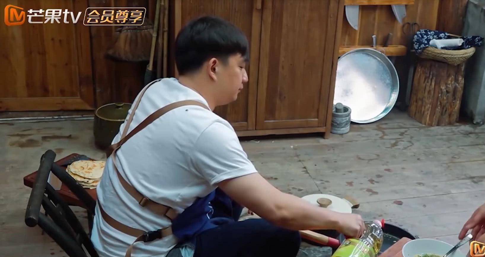 《向往3》黄磊给大家做葱油饼,有谁注意他用的菜板?