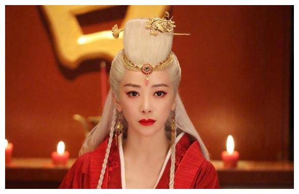 今年热播的电视剧《山河令》中46岁的她饰演喜丧鬼,她大概也是最会