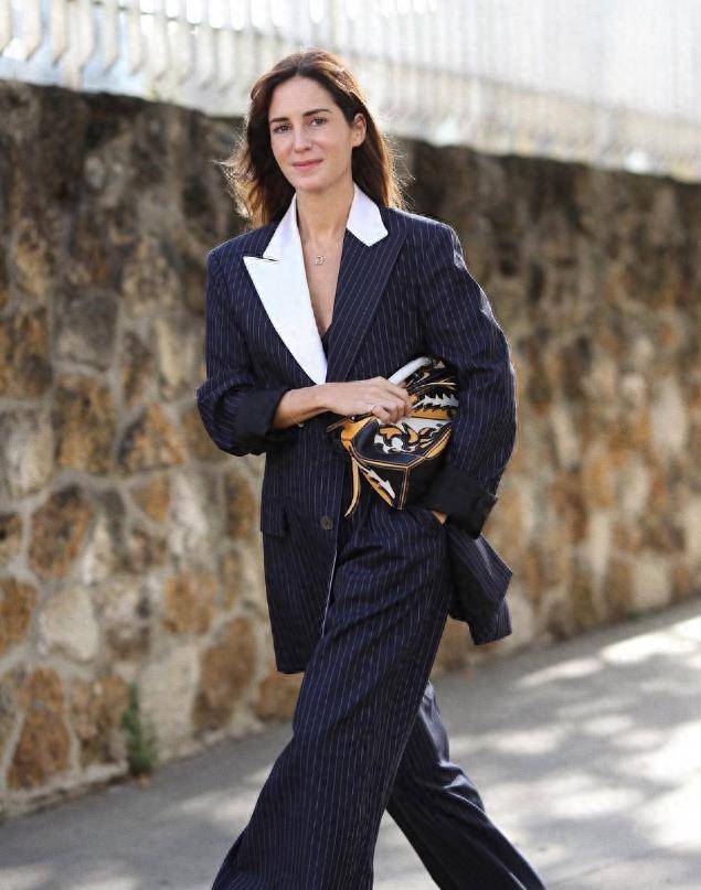 西班牙时尚博主gala,将不羁的灵魂与浪漫的风格完美结合_黑色_灯芯绒