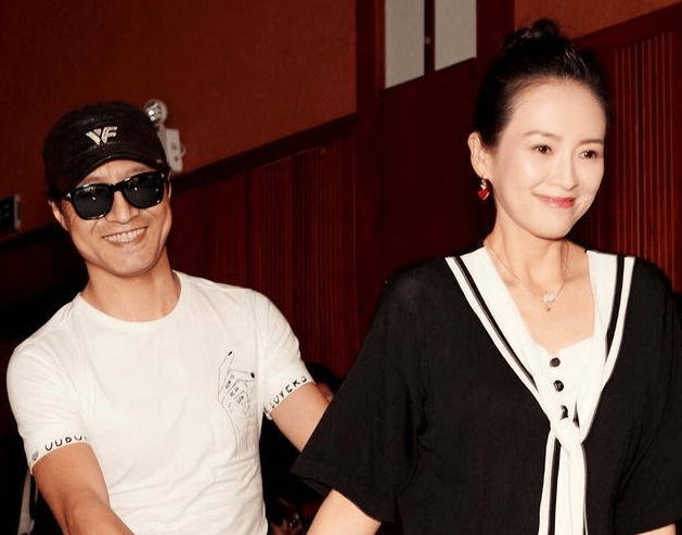 第一任妻子是四川主持人齊丹,倆人離婚後汪峰火速與第二任妻子康作如