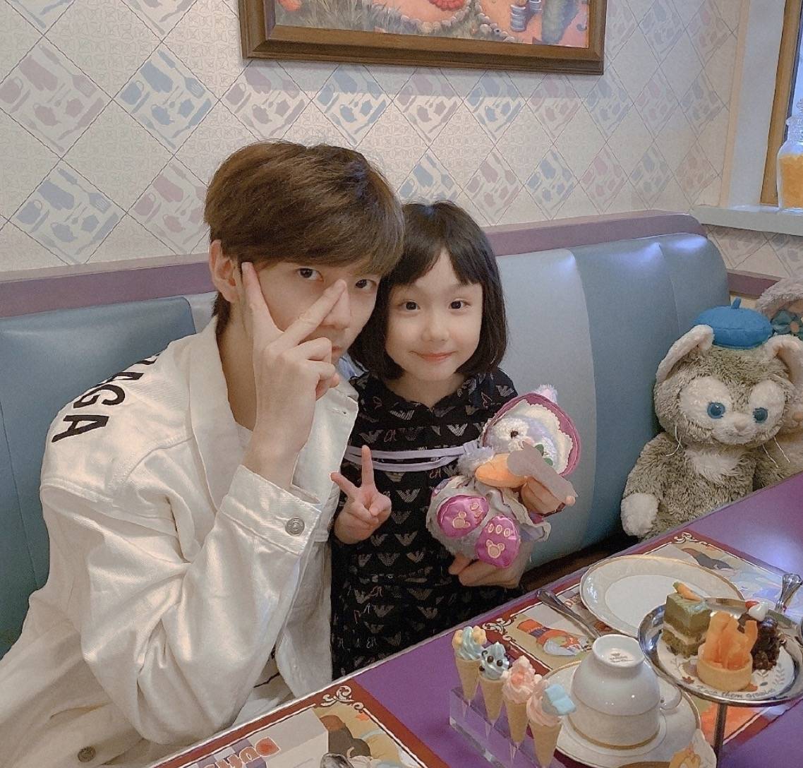 蔡少芬陈法蓉为50岁洪欣庆生,洪欣手捧寿桃蛋糕,换发型后超减龄_香港