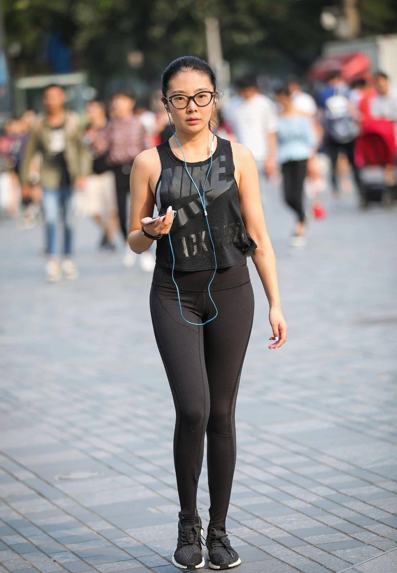 翘臀 打底裤,这身材太诱惑了_外表_臀部_美女