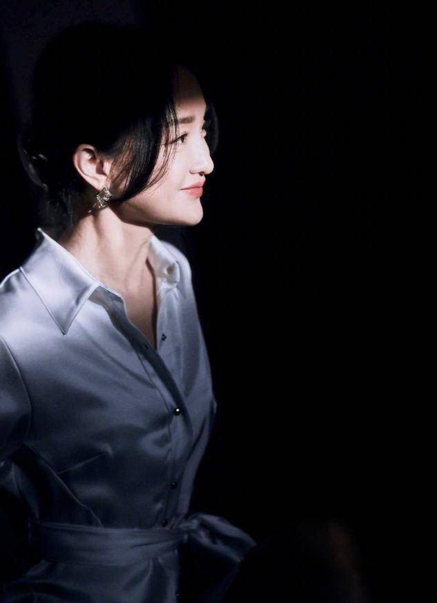 周迅早期造型被曝光,染橘黄发色鬼马精灵,比"女团"美多了_女性_气息