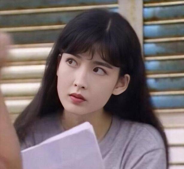 周慧敏的眼睛很有灵气,虽说是齐刘海造型却很英气,锋利的眉形和眼神杀