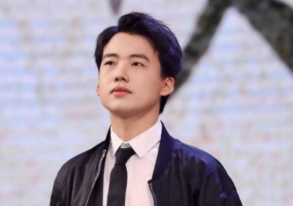 郭麒麟在说相声的时候也经常会拿"诸葛钢铁"来调侃,说自己的理想形式