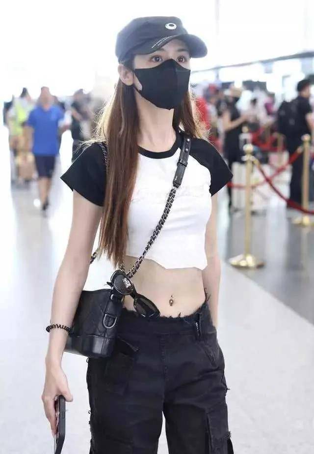 27岁哈妮克孜骨感肉肉,不规则辣妹紧身衣搭配工装裤,肚脐指甲亮了