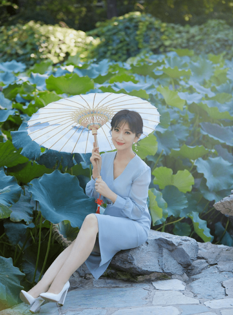 66岁赵雅芝晒荷塘古风美照,皮肤白皙似少女,获网友吟诗赞美_照片_穿着