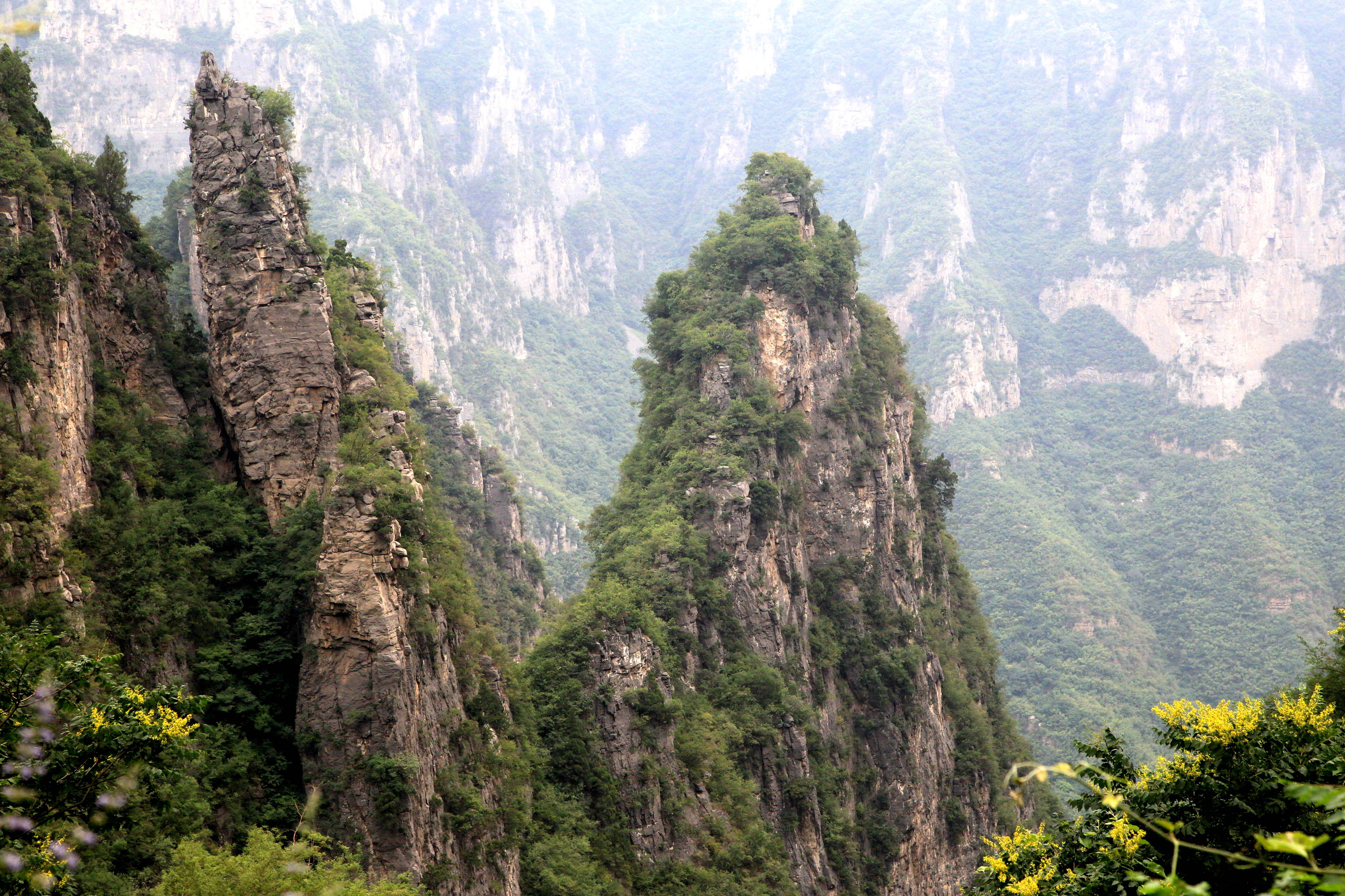 神农山是国家aaaaa级风景旅游区,位于河南省沁阳市紫陵镇赵寨村