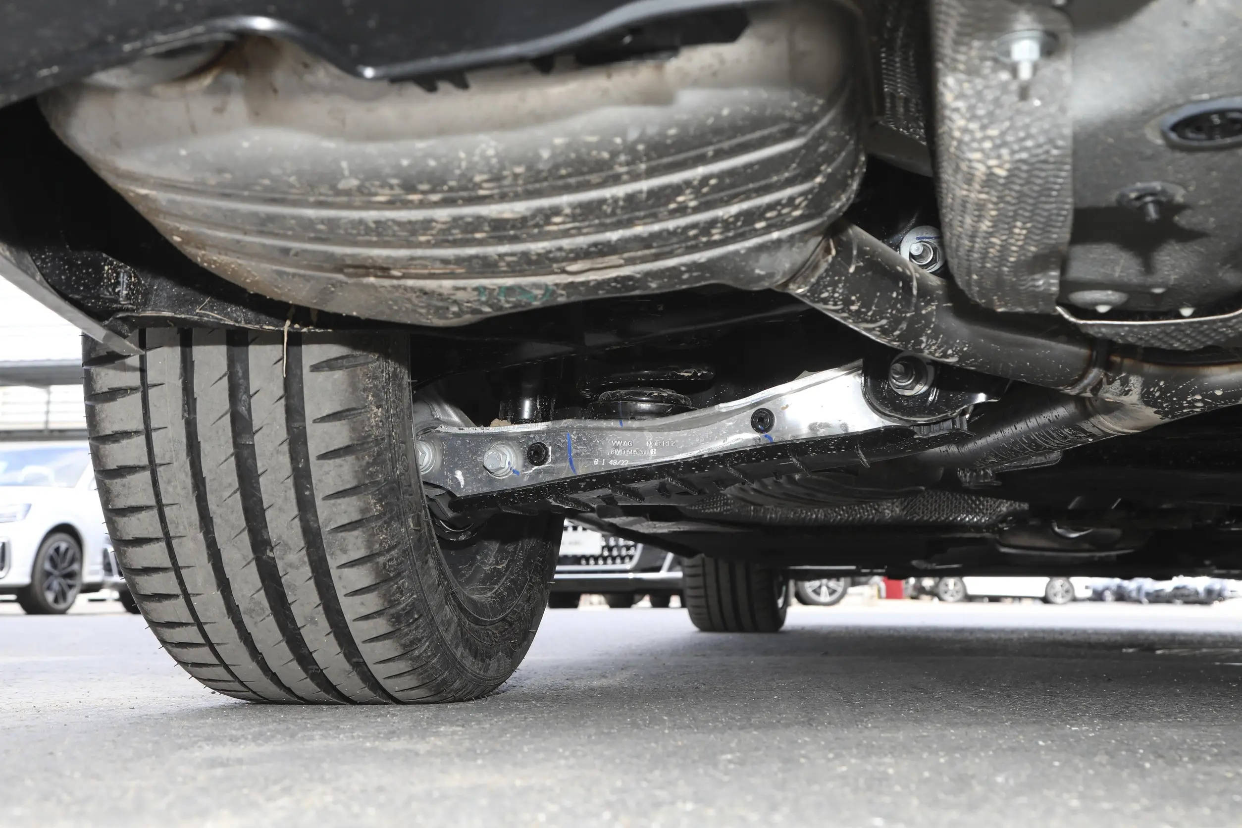 前后均为多连杆独立悬挂,严格说起来是前后五连杆,但作为一台德系豪车