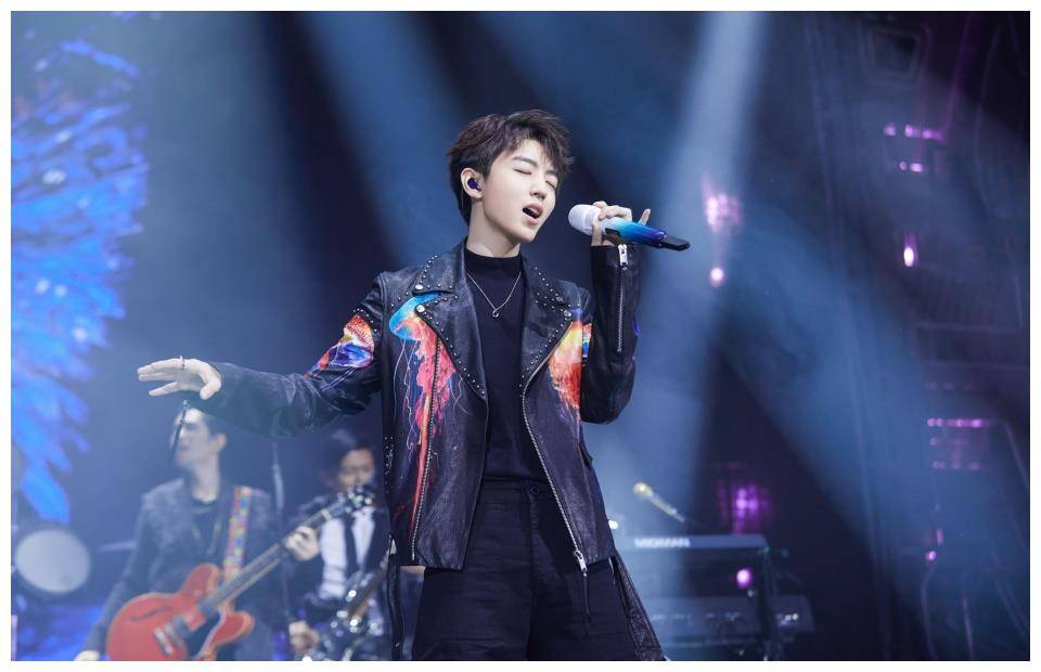 萧敬腾问tfboys训练时脱衣服吗?