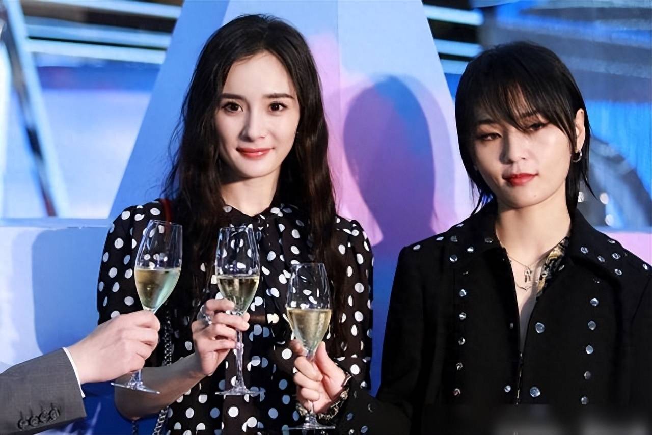 杨幂突然宣布恋情:"我已经躲了十八年了,我不会再装了"_周笔畅_明星