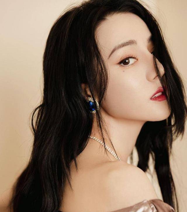 迪丽热巴长了麦粒肿,穿渐变色礼服半遮脸,依旧还是非常美_漂亮_设计