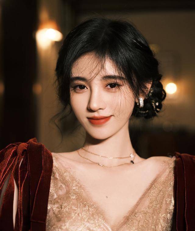 美女鞠婧祎,造型从未失手过,溜肩变直角肩引网友热议_肩膀_活动_时候