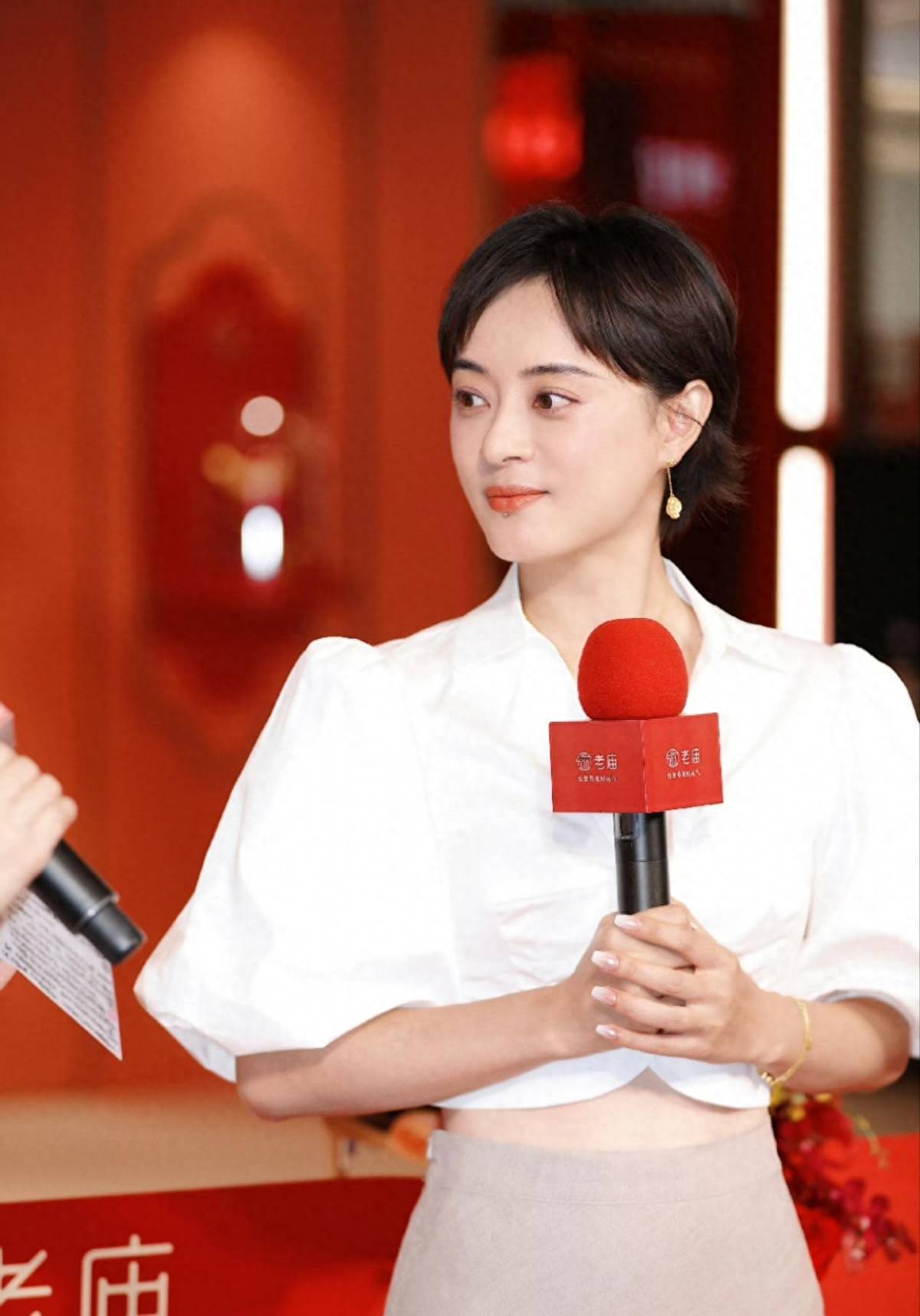 孙俪越来越不像样了,一身大妈装暴露身材短板,老气发型太男人_风格