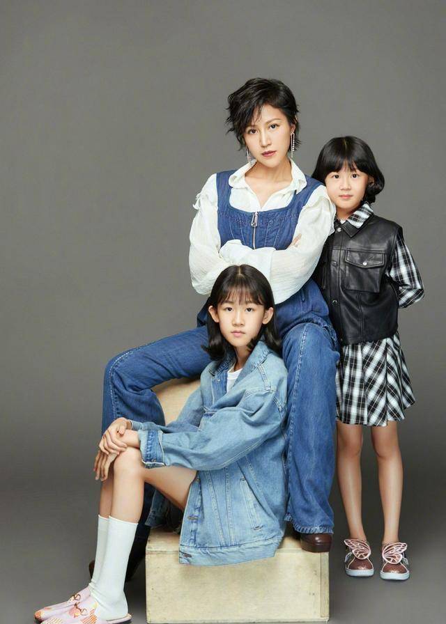 鲍蕾携爱女登杂志封面,12岁贝儿身高直飙妈妈,与妹妹像双胞胎_女儿