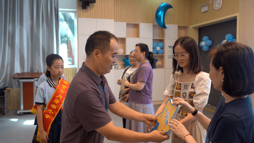 月牙湖小学校长图片