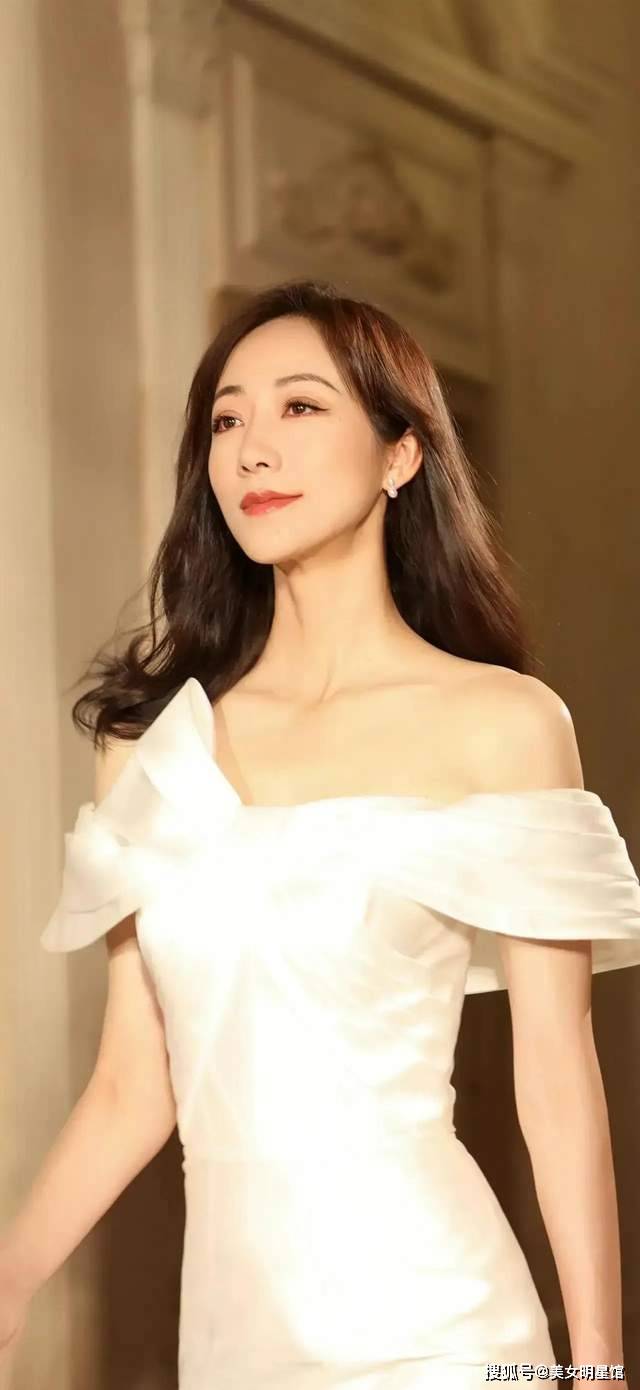 "零吻戏"韩雪,终于舍得性感了!40岁大秀性感很有女人味!