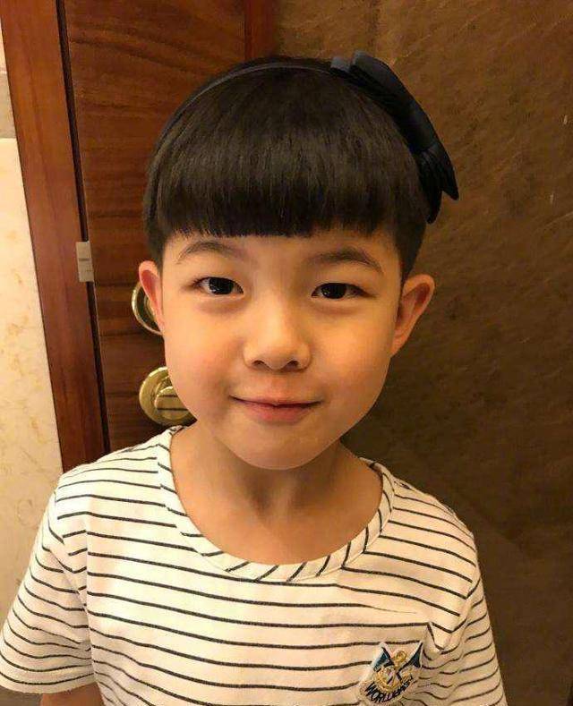 沙溢胡可晒两宝贝近照:安吉戴发箍卖萌,鱼儿秀一字马肚腩抢镜_网友