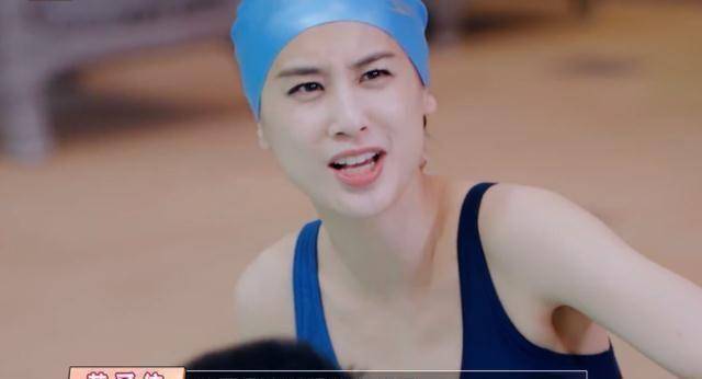 黄圣依穿泳衣大胆出镜,镜头对准她无遮挡的腰:哪像俩孩子的妈?