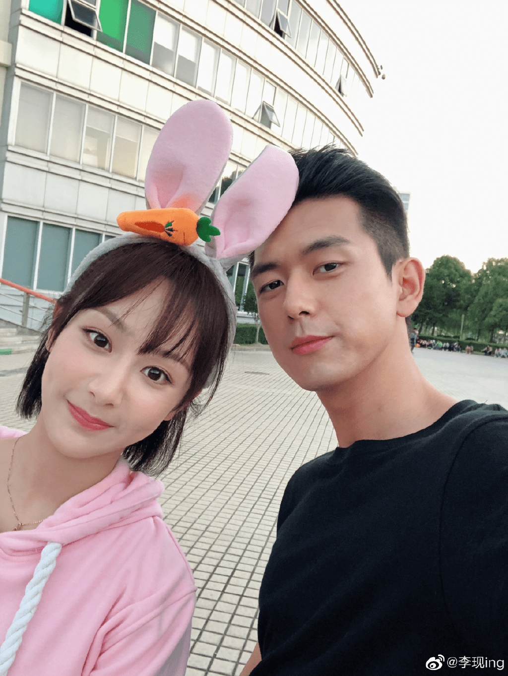 李现30岁生日,杨紫深夜送祝福,一句"老同学",简单却不显生疏_好友