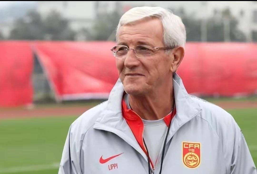 正式上任,足协宣布新职务,74岁里皮重回中国男足,女友发声助阵_国足