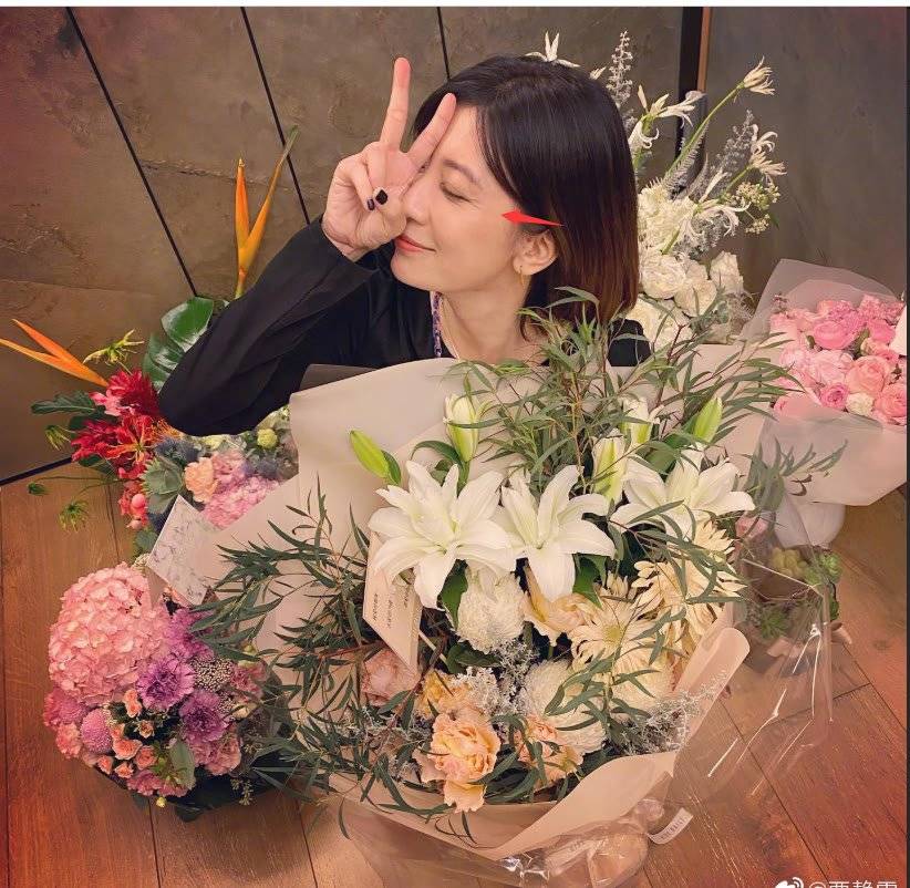 贾静雯晒47岁庆生照?